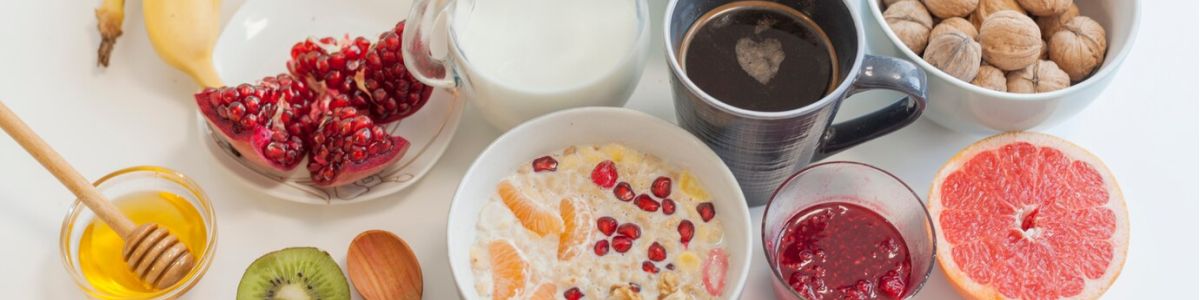 Healthy breakfast with high-protein foods, collagen supplements, and functional nutrition for athletes to support recovery and performance.